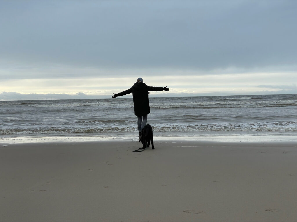Ingrid Barelds op het strand in de winter