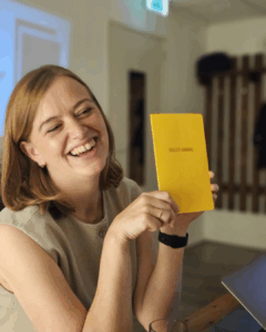Ingrid Barelds lachend met een bullet journal boekje